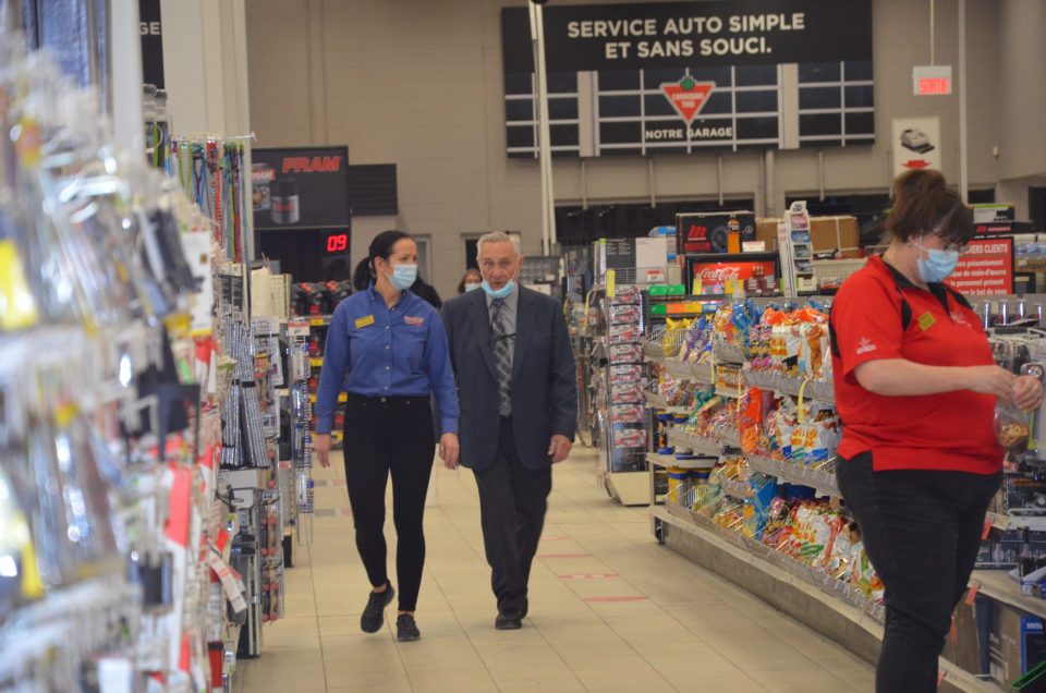 Accompagné de Guylaine Lanthier, Jean-Guy Poulin a fait son entrée au magasin pour sa dernière journée.