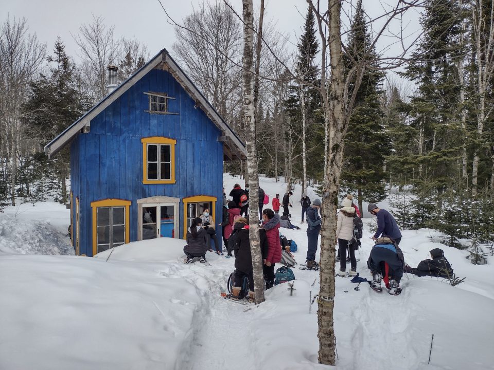 Une petite maison bleue nous attend après la première montée, assez abrupte.