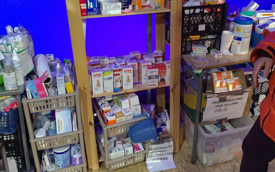 Des médicaments et accessoires pour donner des soins.