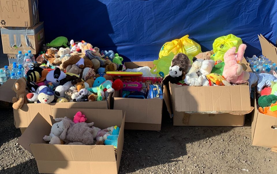 Des peluches pour rassurer les enfants qui arrivent de la frontière ukrainienne.