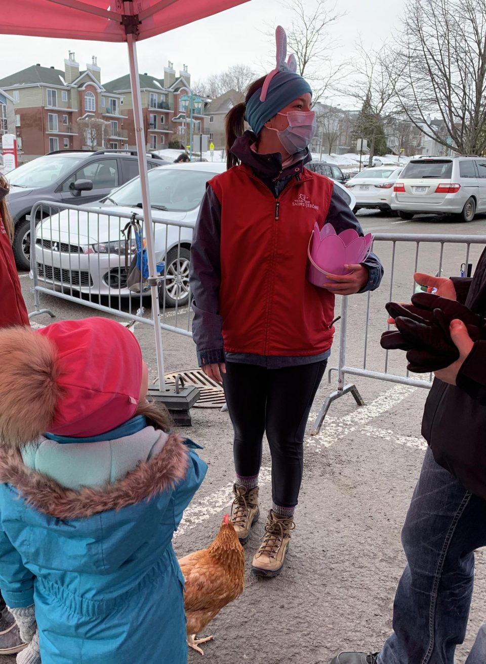 Pour faire patienter les enfants, une poule se pavanait dans la file d’attente.