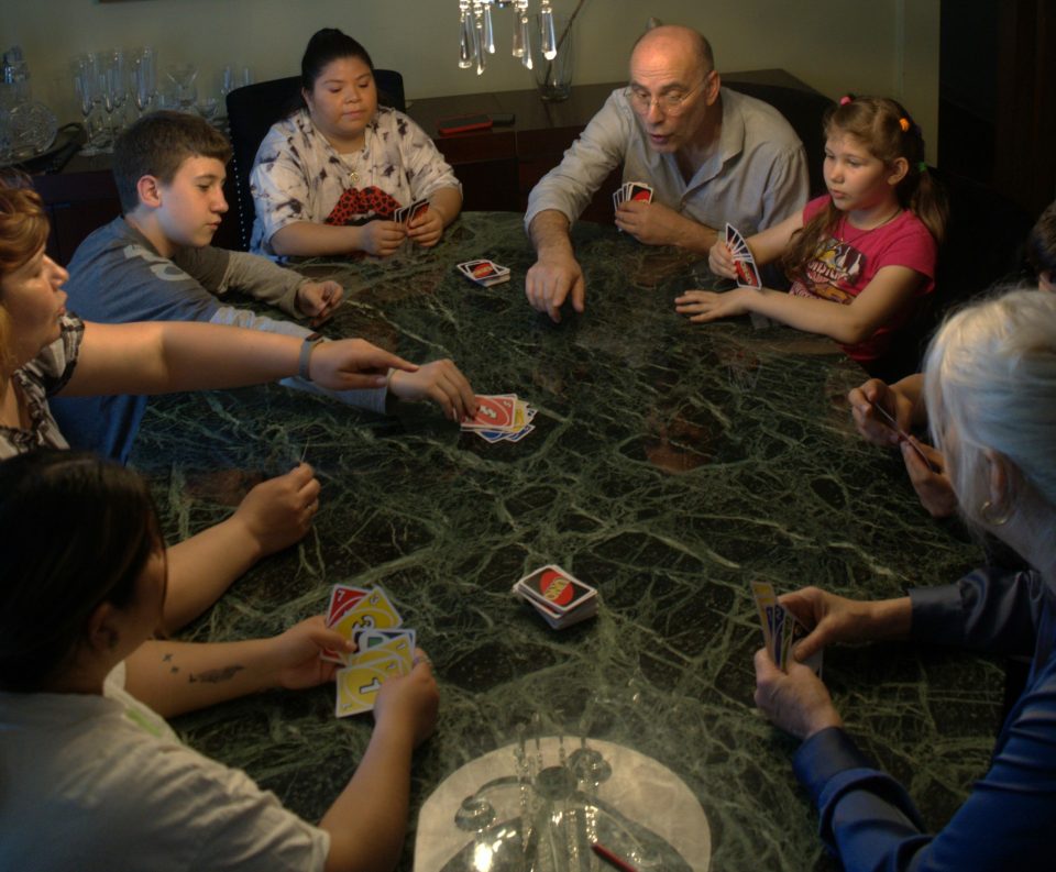 Les deux familles échangent régulièrement une partie de UNO.