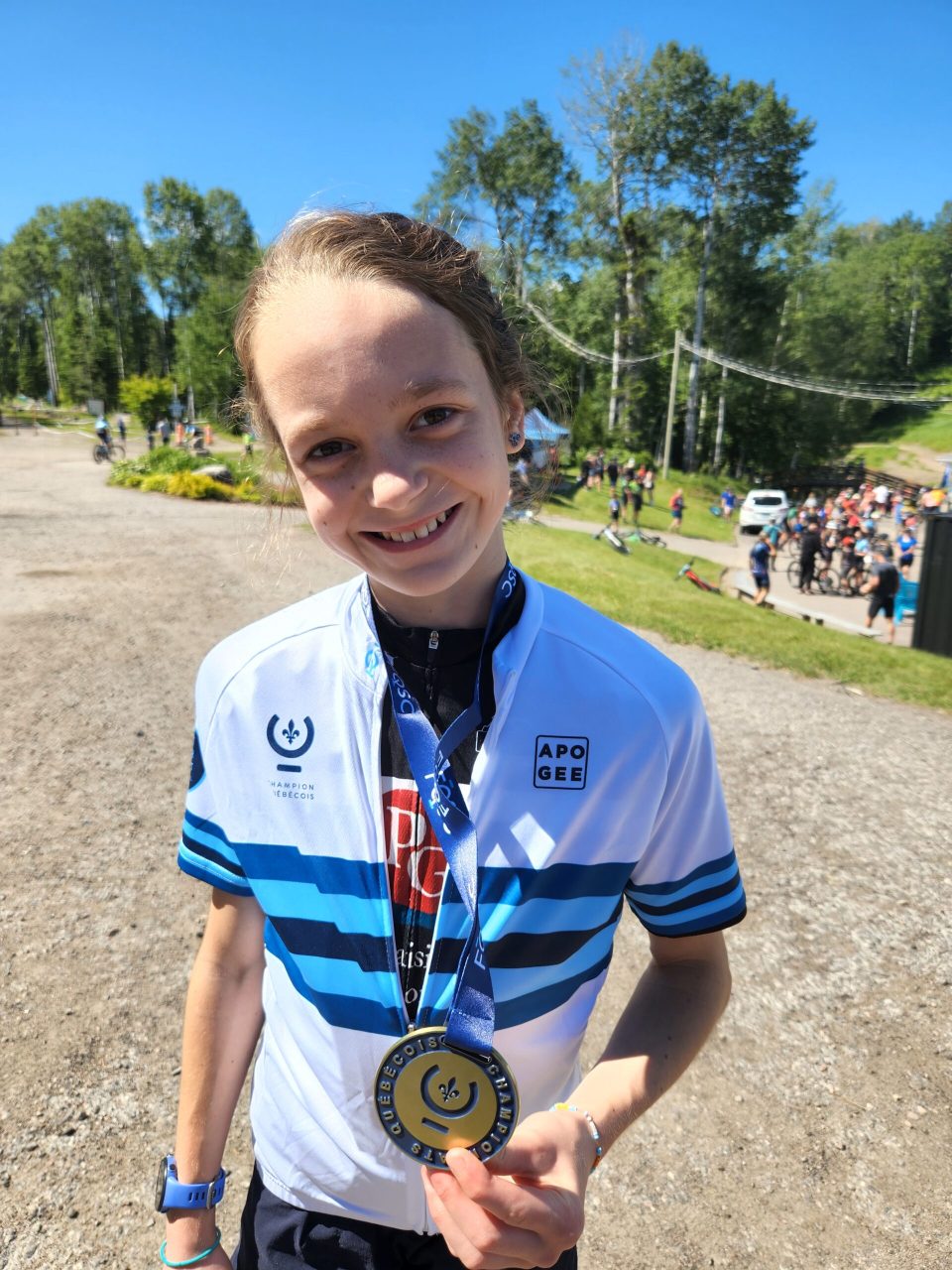 Éliane avec le maillot de championne québécoise.