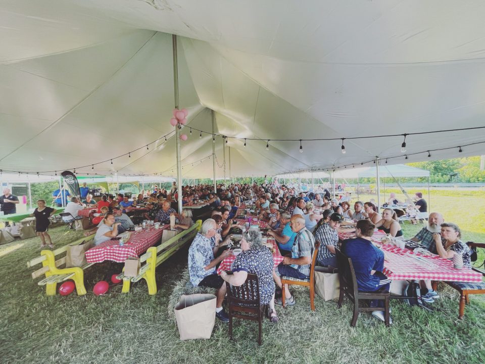 Un énorme chapiteau a accueilli plus de 400 personnes pour le souper anniversaire à l’occasion du 100e anniversaire.