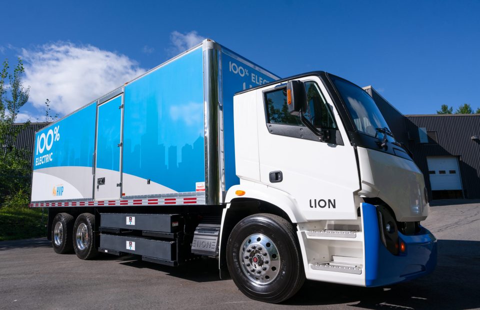 Un camion électrique de la compagnie Lion Électrique.