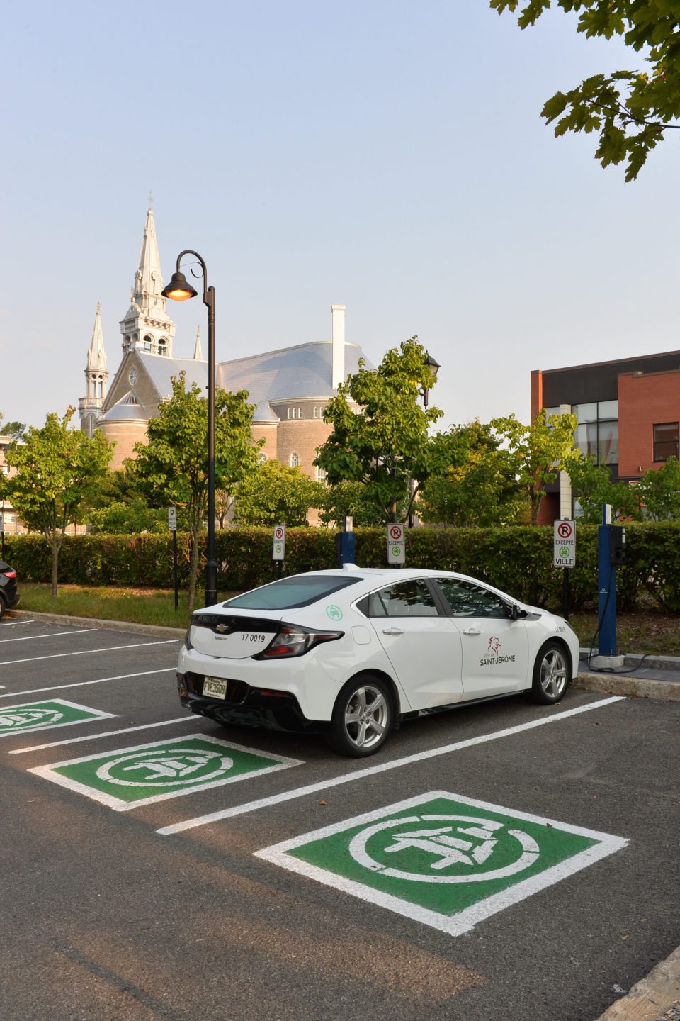 Plusieurs bornes électriques sont installées sur le territoire de Saint-Jérôme.