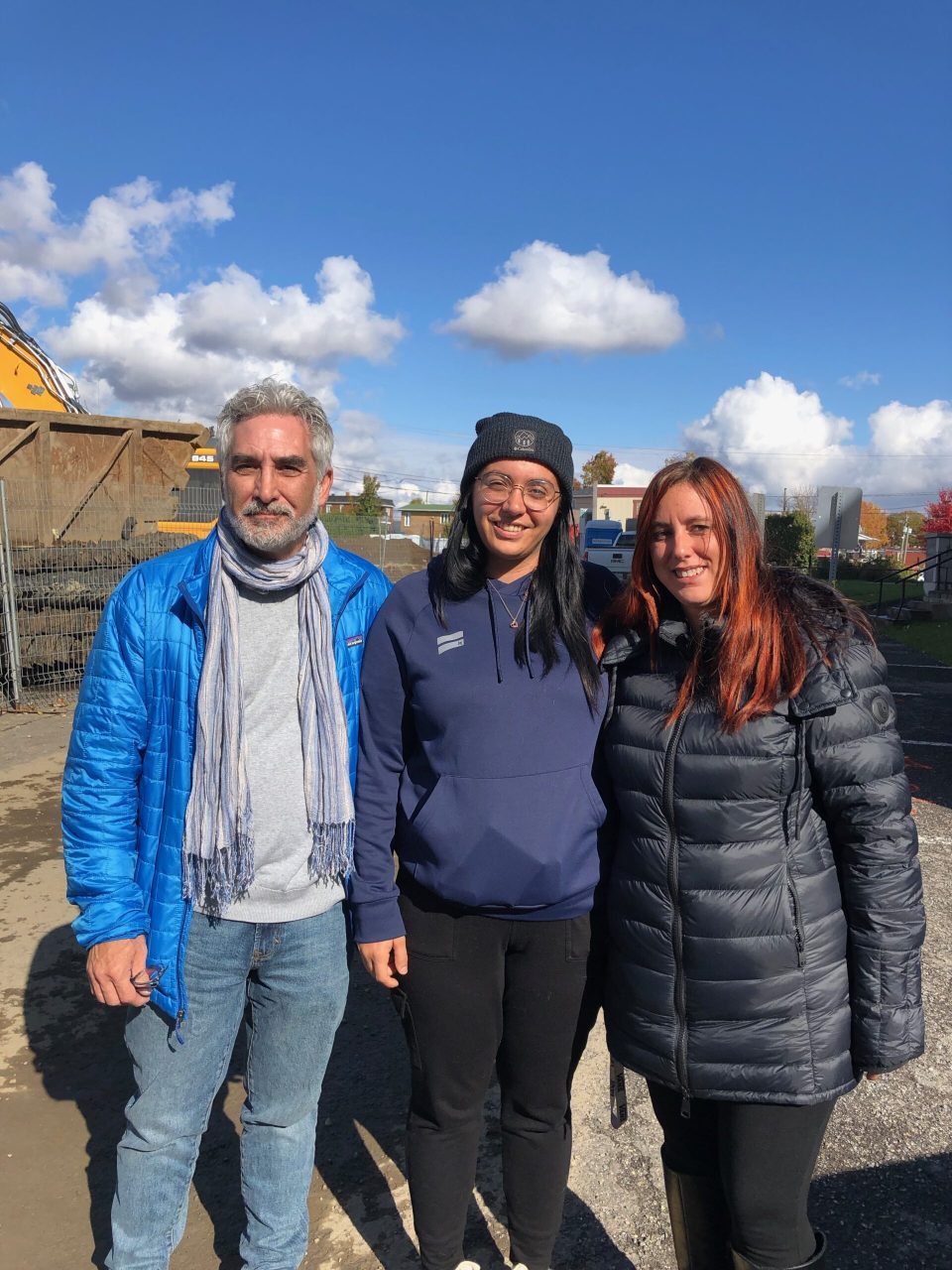 François Savoie, directeur de La Hutte, accompagné de deux intervenantes : Tany Chrétien, cheffe d’équipe, et Anouk Lussier, directrice générale adjointe.