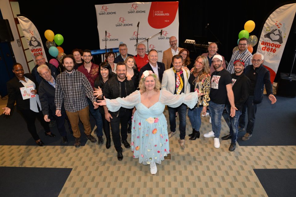 Guylaine Guay, ambassadrice de l’été, entourée de Marc Bourcier, maire de Saint-Jérôme, de membres du conseil municipal, de partenaires et d’artistes de la programmation estivale.